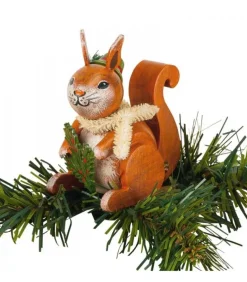 Ecureuil A Clipser Sur Branche