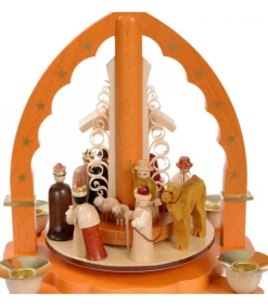 Pyramide De Noël Allemande Avec Une Arche Couleur Ocre