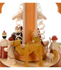 Pyramide De Noël Allemande Avec Une Arche Couleur Ocre